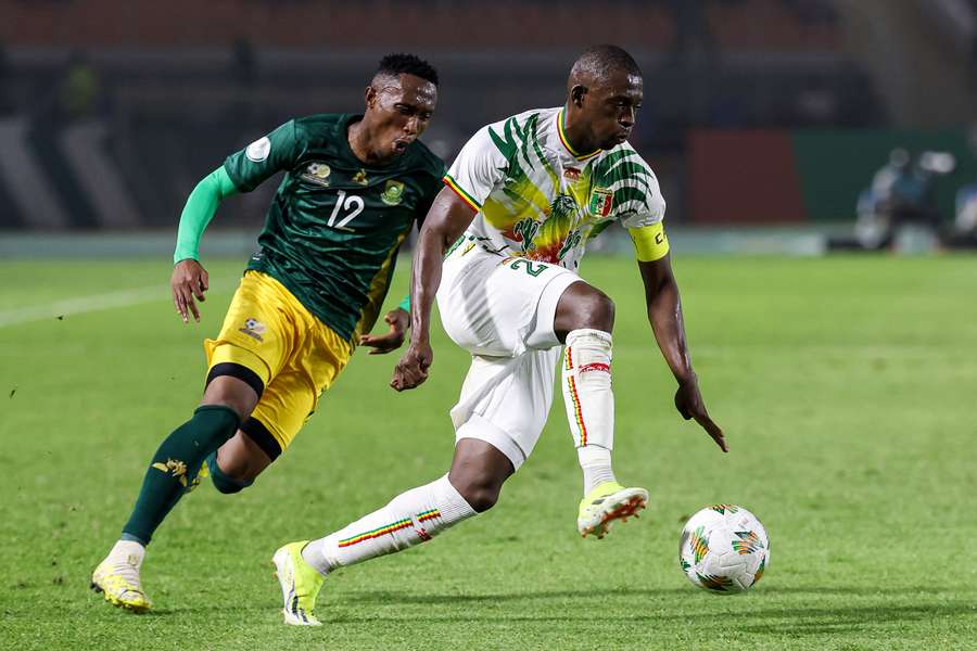 Mali's Hamari Traore (R) fights for the ball with South Africa's defender Thapelo Maseko