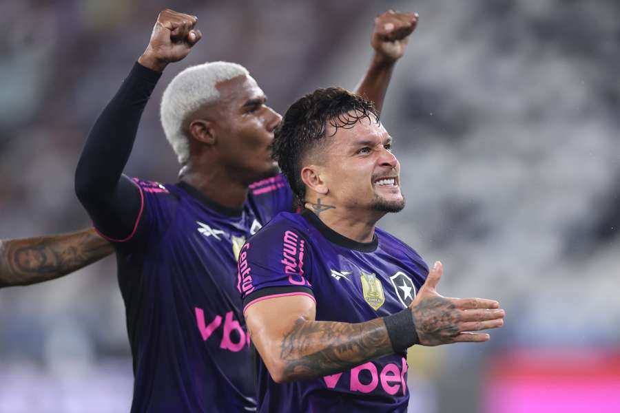Artur marcou um dos gols do Botafogo em nova vitória por 3 a 2 no Nilton Santos