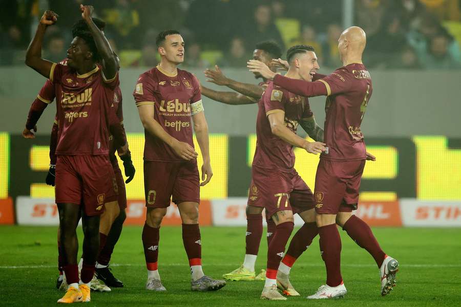 Katowice, 08.11.2025. Radość zawodników Piasta Gliwice po bramce zdobytej w meczu 15. kolejki piłkarskiej Ekstraklasy z GKS Katowice.