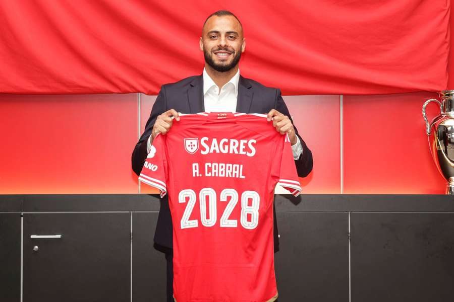 Arthur Cabral com a camisola do Benfica