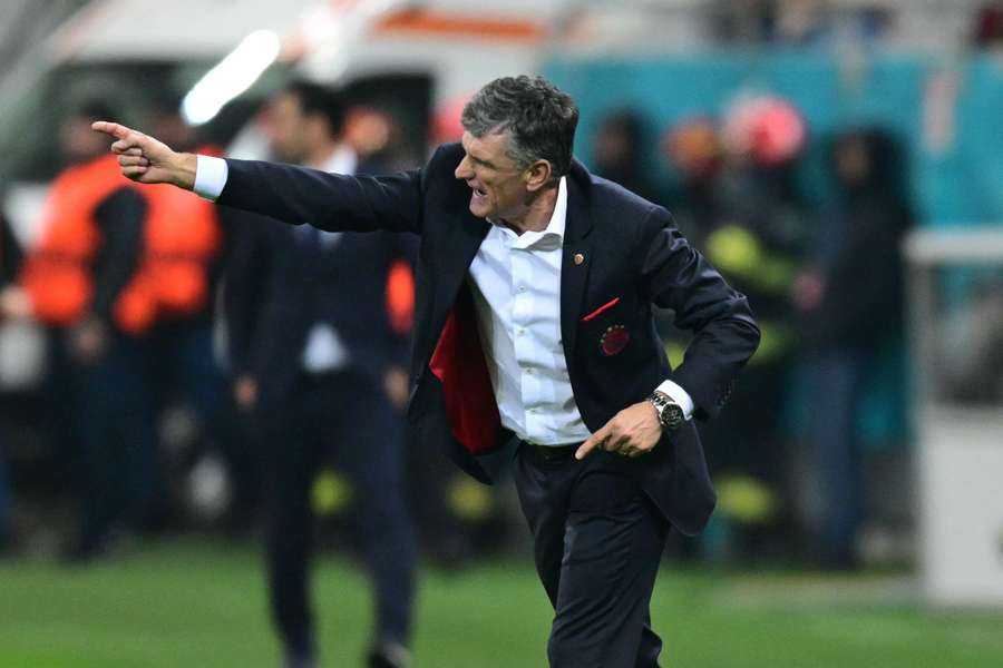 Mendilibar, en un partido del Olympiacos.