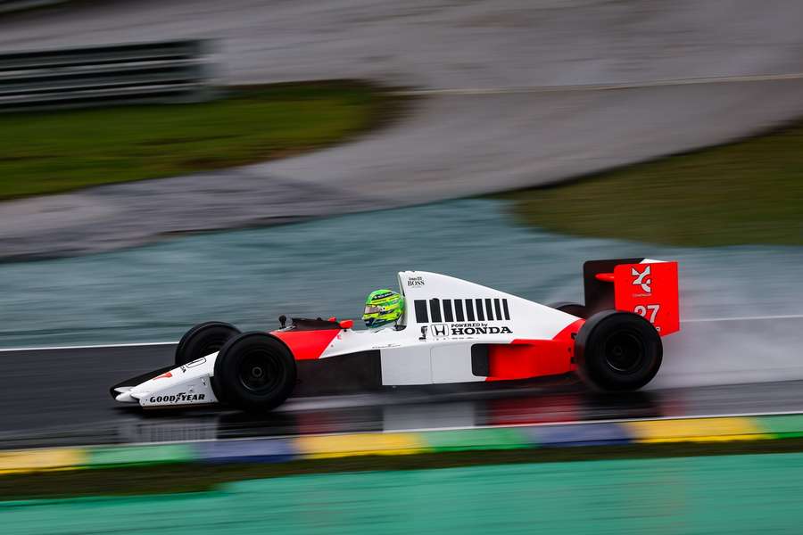 Lewis Hamilton im McLaren MP4/5B.