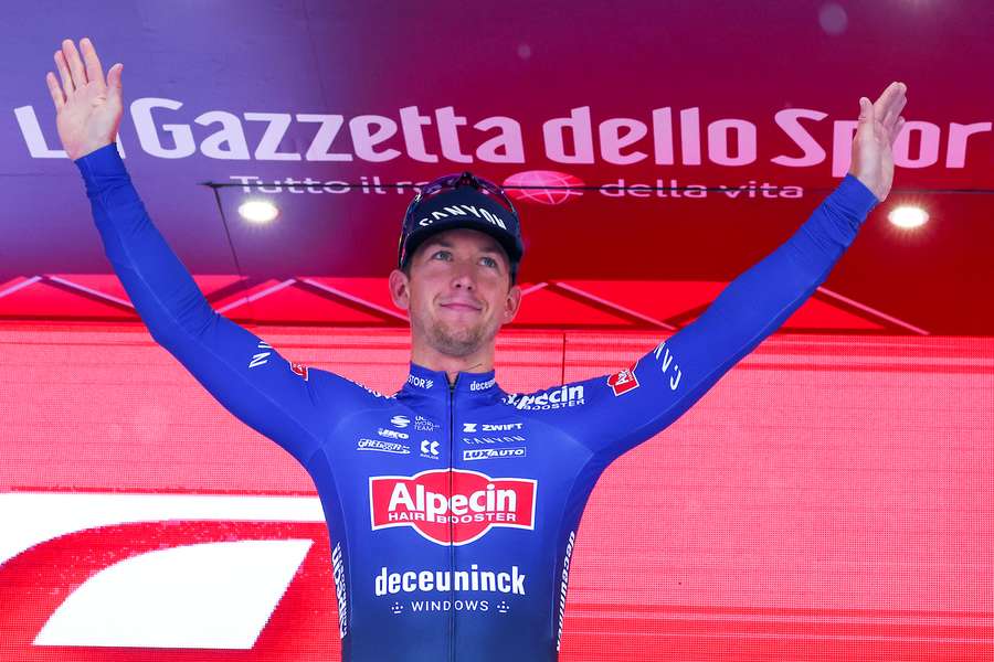El australiano Kaden Groves gana la 5ª etapa del Giro, caída sin daños para Evenepoel