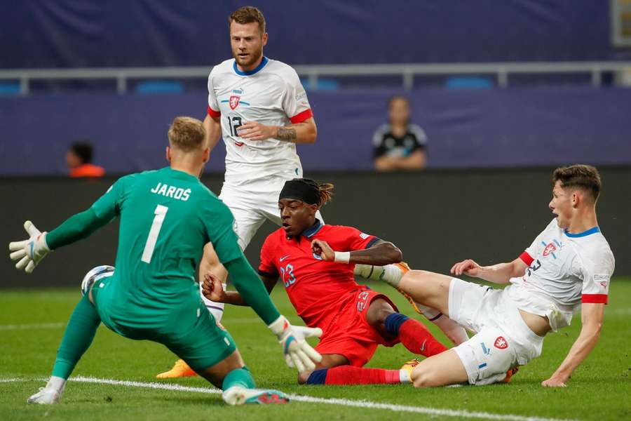 A República Checa jogou bem contra a Inglaterra, mas não foi suficiente para ganhar pontos