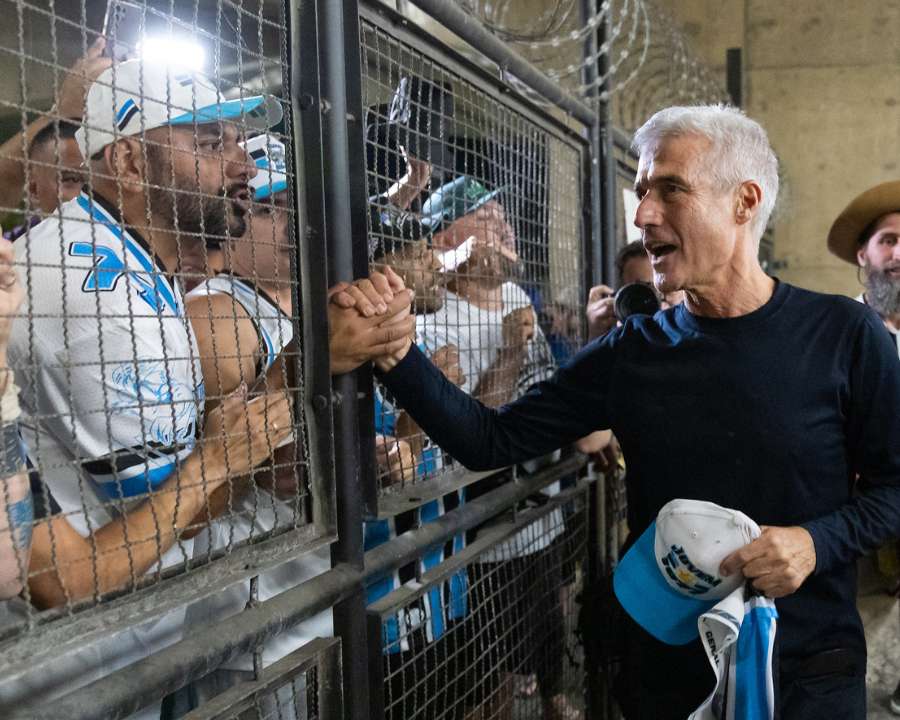 Torcida do Grêmio recebeu Luís Castro no aeroporto