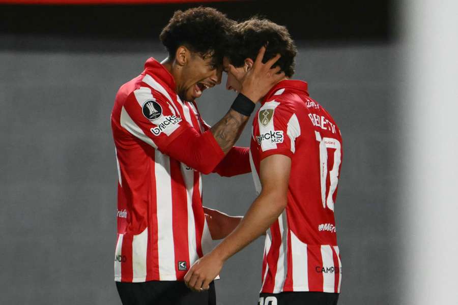 Benedetti é celebrado após marcar para o Estudiantes contra o Flamengo