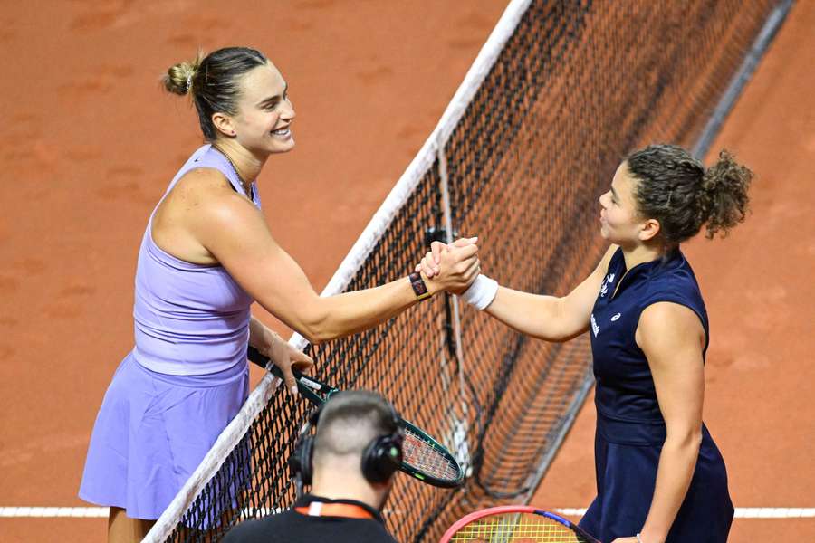 Sabalenka, felicitada por Paolini