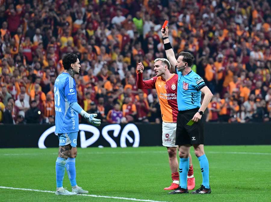 Ederson foi expulso no clássico entre Fenerbahçe e Galatasaray