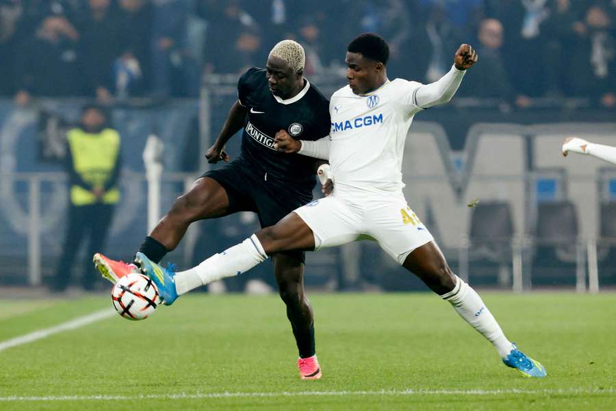 Oumar Diakite z SK Sturm Graz w akcji przeciwko Nouhoumowi Kamissoko z Olympique de Marseille. Oumar Diakite z SK Sturm Graz w akcji przeciwko Nouhoumowi Kamissoko z Olympique de Marseille.