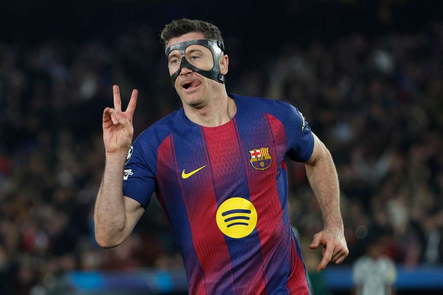 Dublet Lewandowskiego dobił Newcastle, Barcelona gromi i wchodzi do ćwierćfinału