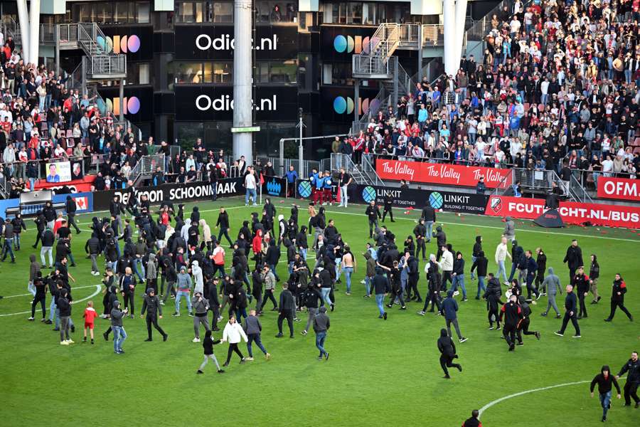 Supporters betreden het veld na de wedstrijd