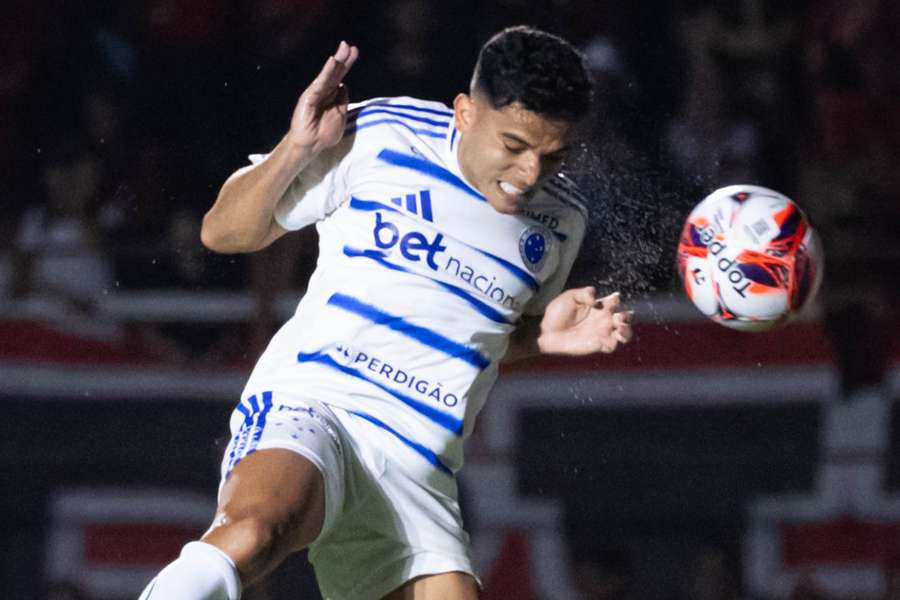 Bruno Rodrigues, de cabeça, fez o gol da vitória do Cruzeiro