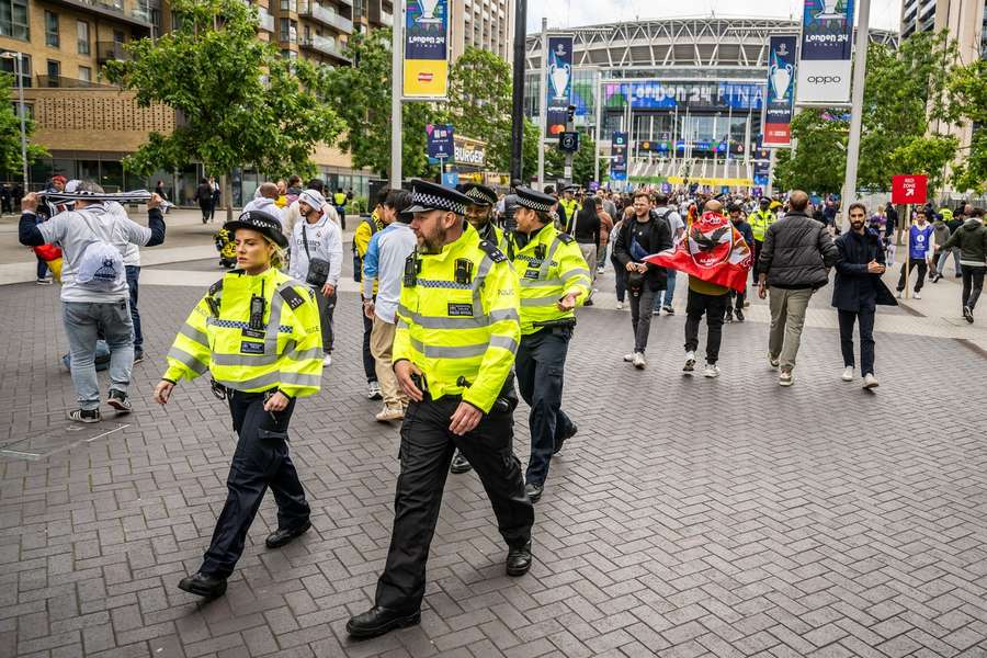 Politie rondom het stadion op de dag van de finale