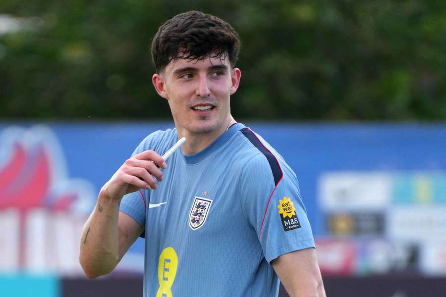 Tino Livramento se lesionou em treino da Inglaterra Tino Livramento se lesionou em treino da Inglaterra
