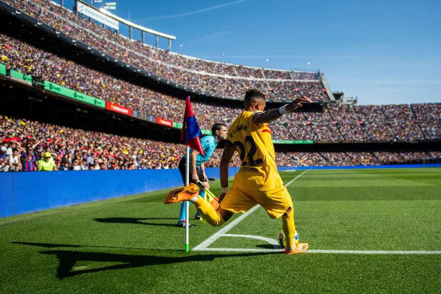 Mehr als ein Stadion: Raphina führt einen Eckball im ehrwürdigen Campo Nou aus