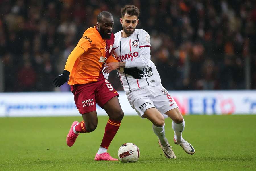 Ndombele, durante un partido con el Galatasaray.