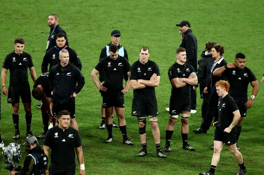 Brodie Retallick, da Nova Zelândia, e os seus companheiros de equipa no final do jogo