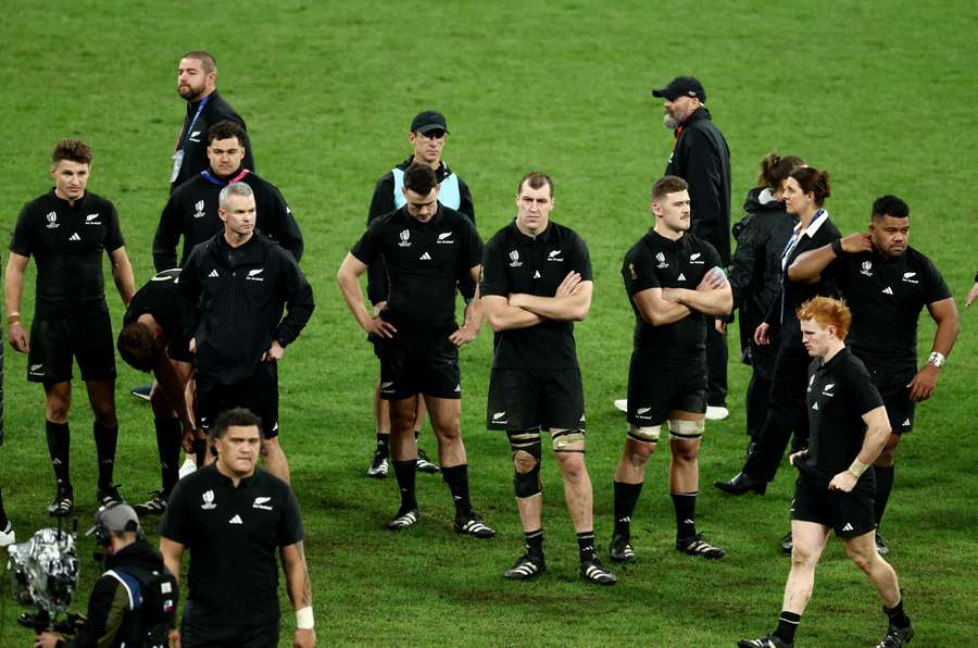 New Zealand's Brodie Retallick (C) and teammates look dejected after the match