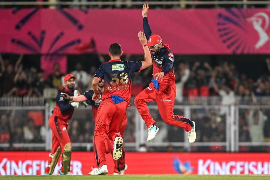 Josh Hazlewood celebrates a wicket with his RCB teammates. Josh Hazlewood celebrates a wicket with his RCB teammates.