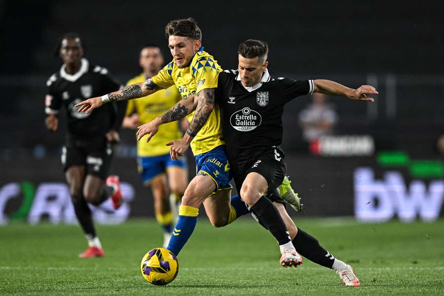 Alfon Gonzalez del Celta e Viti Rozada del Las Palmas in azione 