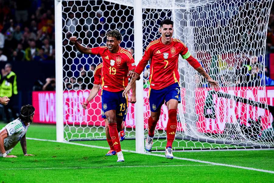 Lamine Yamal y Morata celebran el gol de España ante Italia