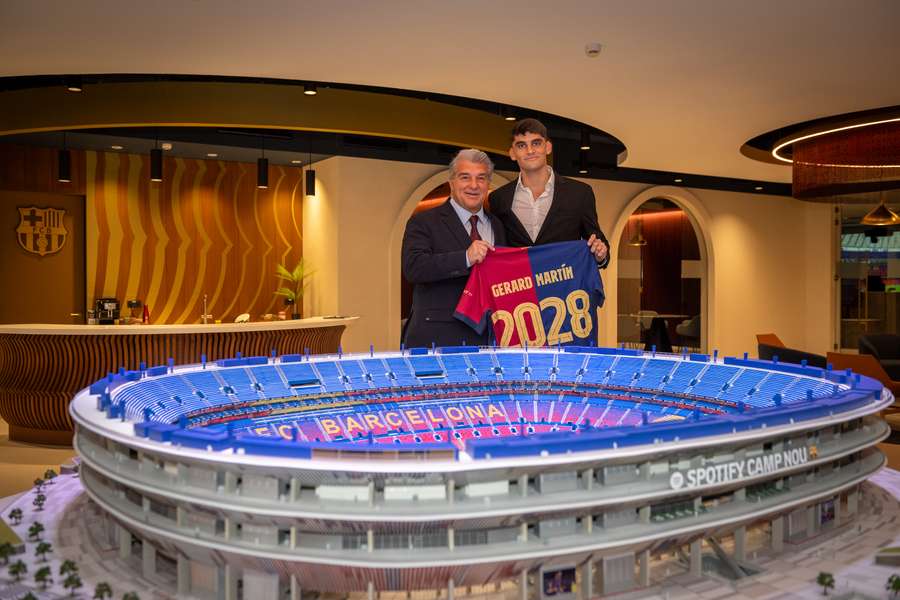 Gerard Martín y Joan Laporta, con una maqueta del nuevo Camp Nou