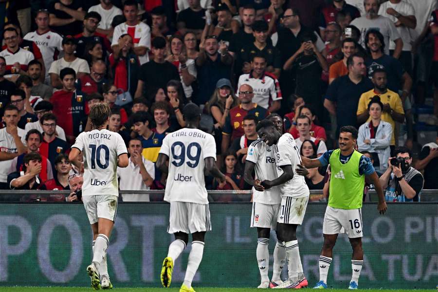 Jogadores do Como celebram triunfo Jogadores do Como celebram triunfo