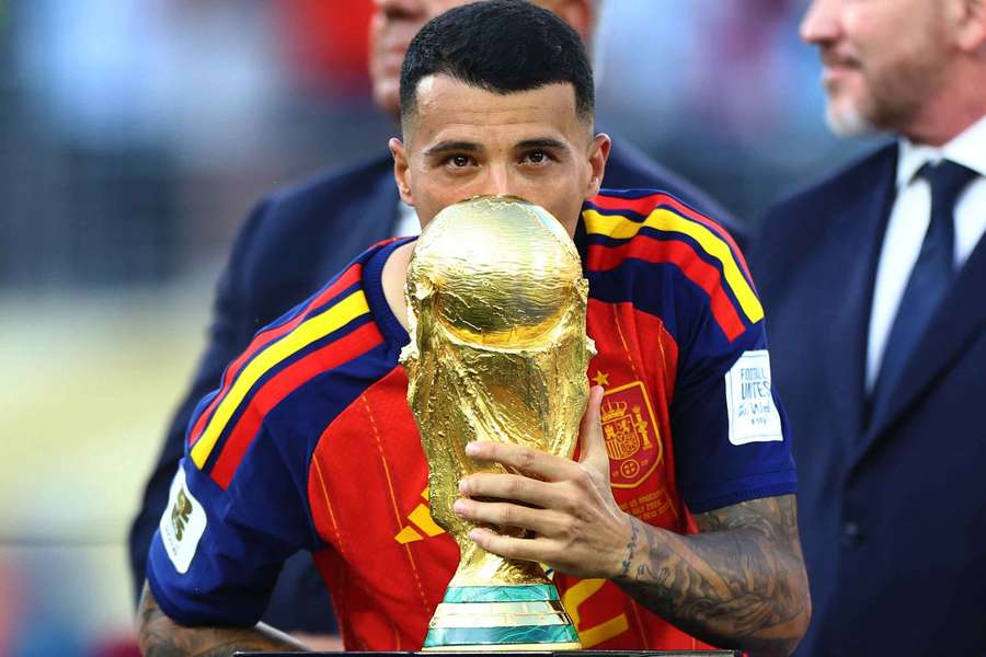 Pedro Porro besa la Copa del Mundo Pedro Porro besa la Copa del Mundo