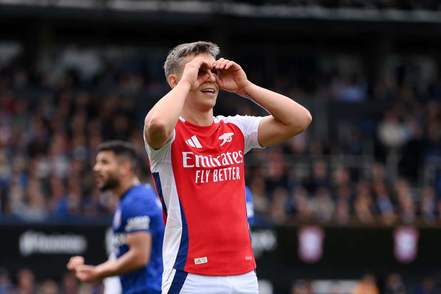 Leandro Trossard feiert sein Tor für Arsenal gegen Ipswich.