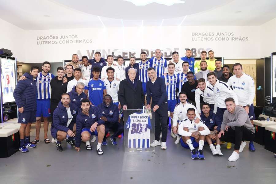 A camisola alusiva aos 300 jogos num balneário que juntou jogadores, staff e presidente
