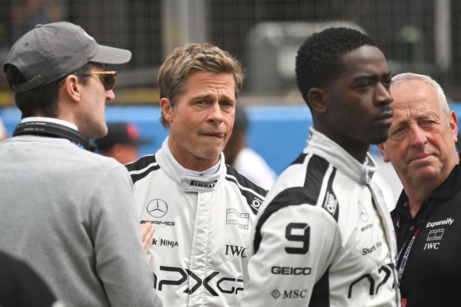 Brad Pitt fik en varm modtagelse af kørerne, da han og instruktøren Joseph Kosinski deltog i kørernes briefing forud for løbet.