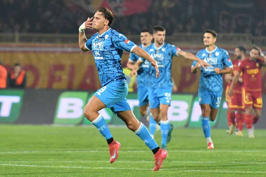 Francesco Pio Esposito dopo il gol segnato al Catanzaro