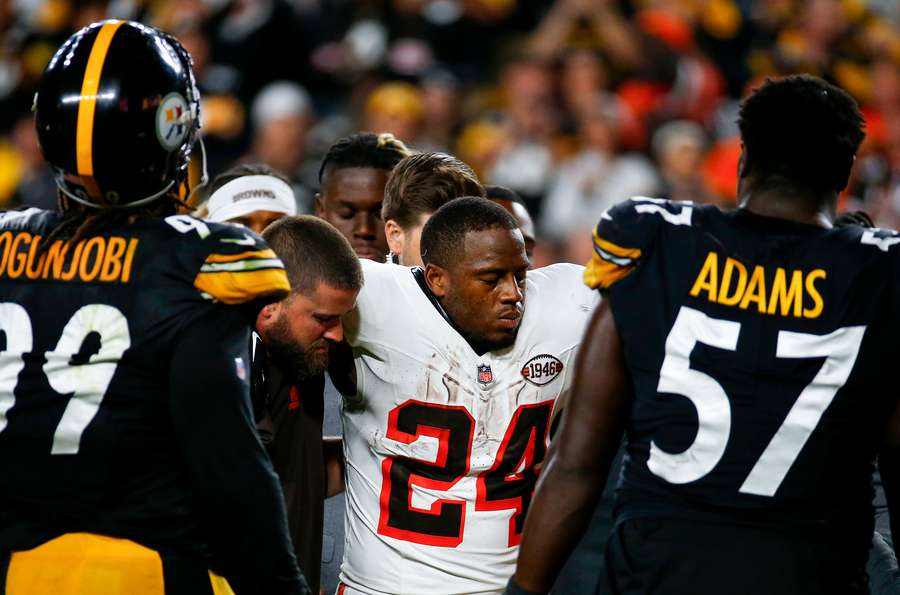 Nick Chubb wordt van het veld gedragen met een zware knieblessure