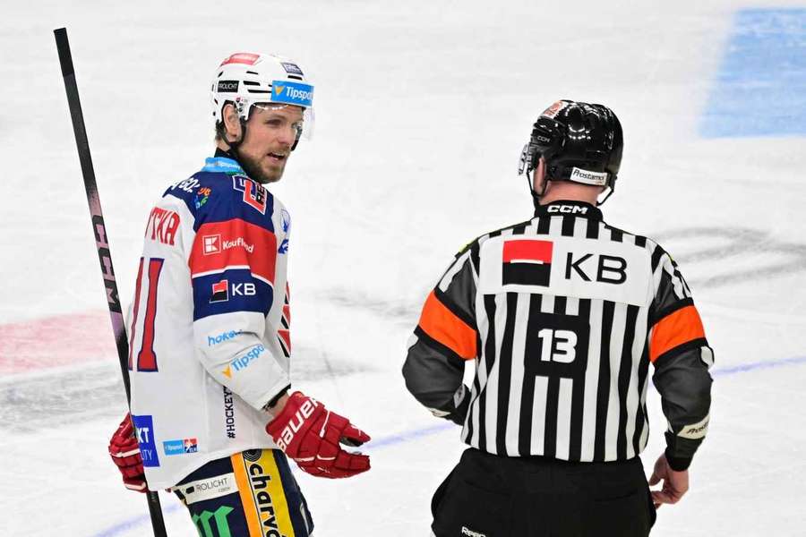 Vladimír Sobotka v debatě s rozhodčím.