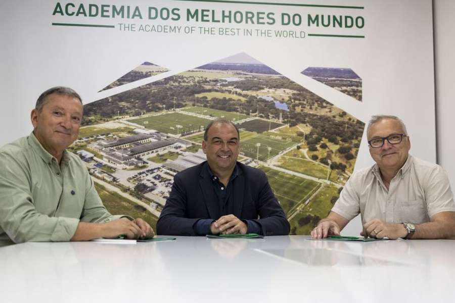 Dirigentes do Sporting e do Alverca reunidos na Academia de Alcochete