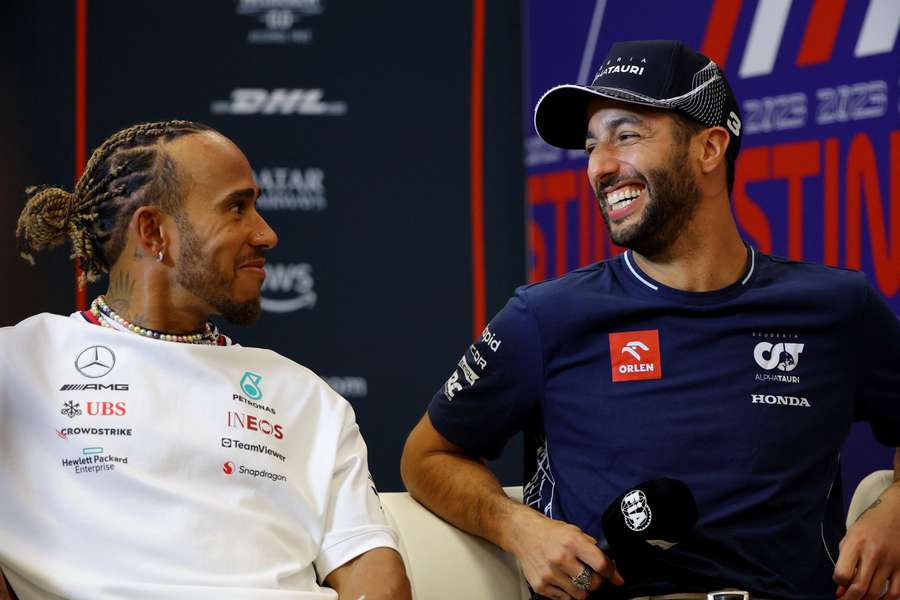 Lewis Hamilton de la Mercedes și Daniel Ricciardo de la AlphaTauri în timpul conferinței de presă de la Austin