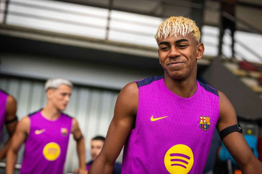 Lamine Yamal sonríe