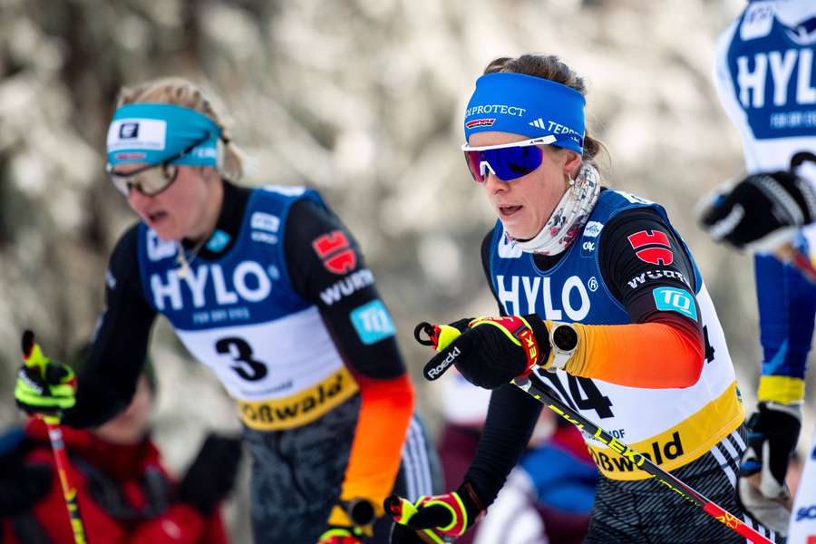 Victoria Carl (r.) und Katharina Hennig hoffen bei der Tour de Ski auf den ersten Podestplatz der Saison
