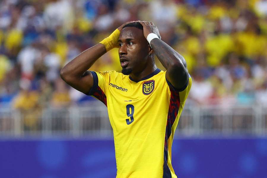 Ecuador-Stürmer John Yeboah ärgert sich über eine vergebene Torchance Ecuador-Stürmer John Yeboah ärgert sich über eine vergebene Torchance