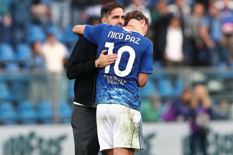 Nico Paz, con Cesc Fàbregas