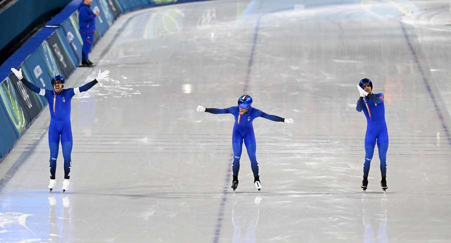 L’équipe italienne franchit la ligne d’arrivée lors de la finale de la poursuite par équipes