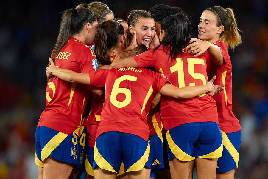Las jugadoras españolas celebran el gol de Patri Guijarro