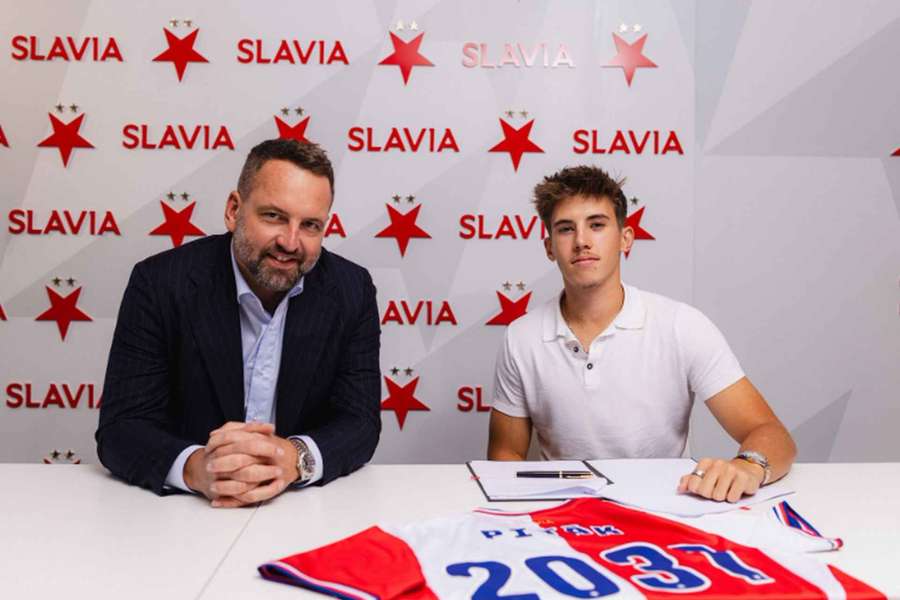 Slavia vsadila na slavné jméno. Eliáš Piták podepsal v Edenu smlouvu do roku 2031. Slavia vsadila na slavné jméno. Eliáš Piták podepsal v Edenu smlouvu do roku 2031.