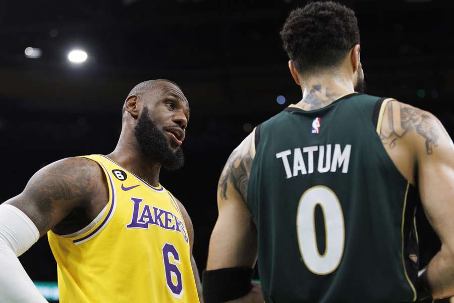 James in gesprek met Celtics' Jayson Tatum op 28 januari