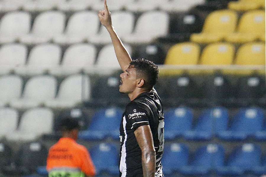 Tiquinho Soares embalou com três gols na segunda metade da etapa final