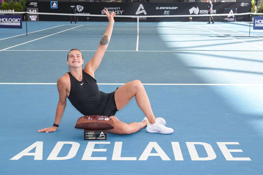 Aryna Sabalenka celebra il titolo vinto ad Adelaide