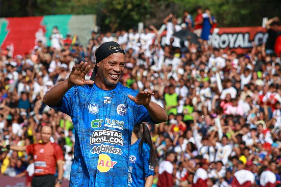 Ronaldinho hoje é jogador da 3ª divisão italiana Ronaldinho hoje é jogador da 3ª divisão italiana