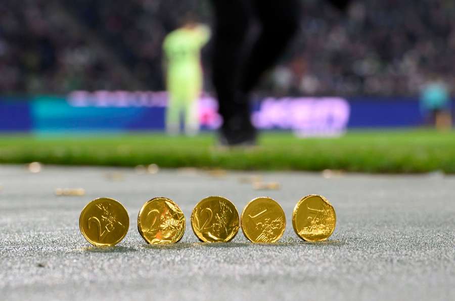 Torcedores jogaram moedas de chocolate embrulhadas em papel dourado no campo após o fim do protesto silencioso