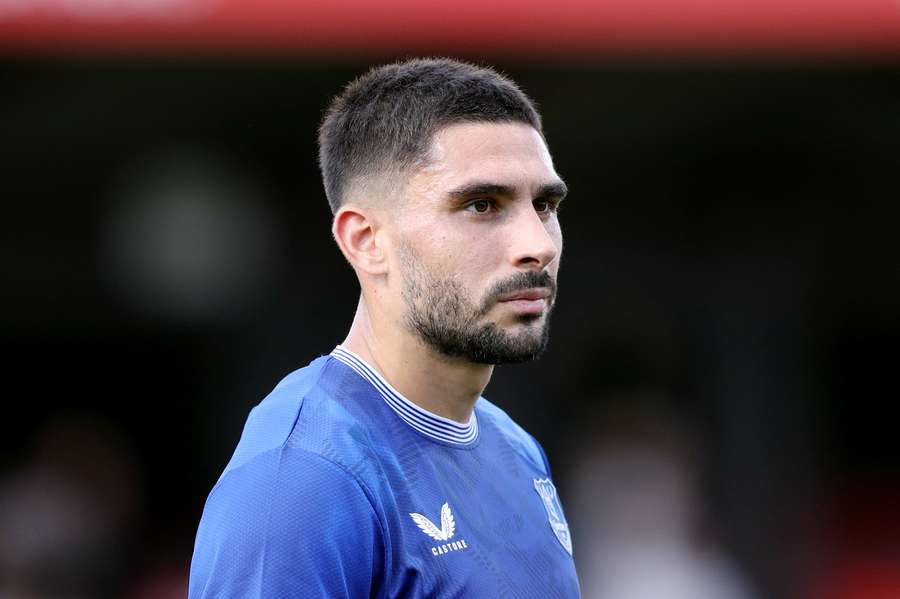 Neal Maupay, do Everton, foi um suplente não utilizado contra o Tottenham