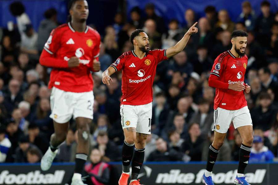 Carrick hails his "immense" Man Utd players for victory at Chelsea Carrick hails his "immense" Man Utd players for victory at Chelsea